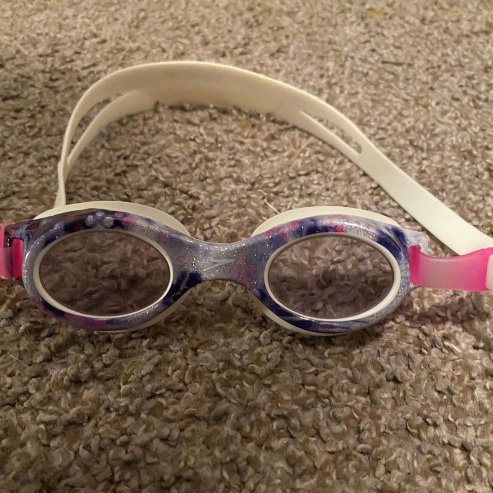 Swim goggles